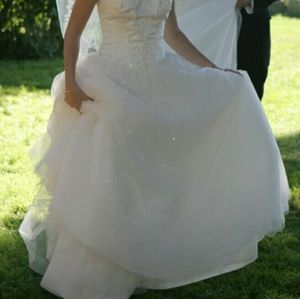 Beautiful ivory wedding dress - fits size 4-6